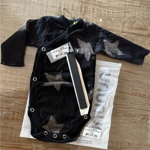 NUNUNU Black Star Pattern Baby Onesie 0-3 months. NWT